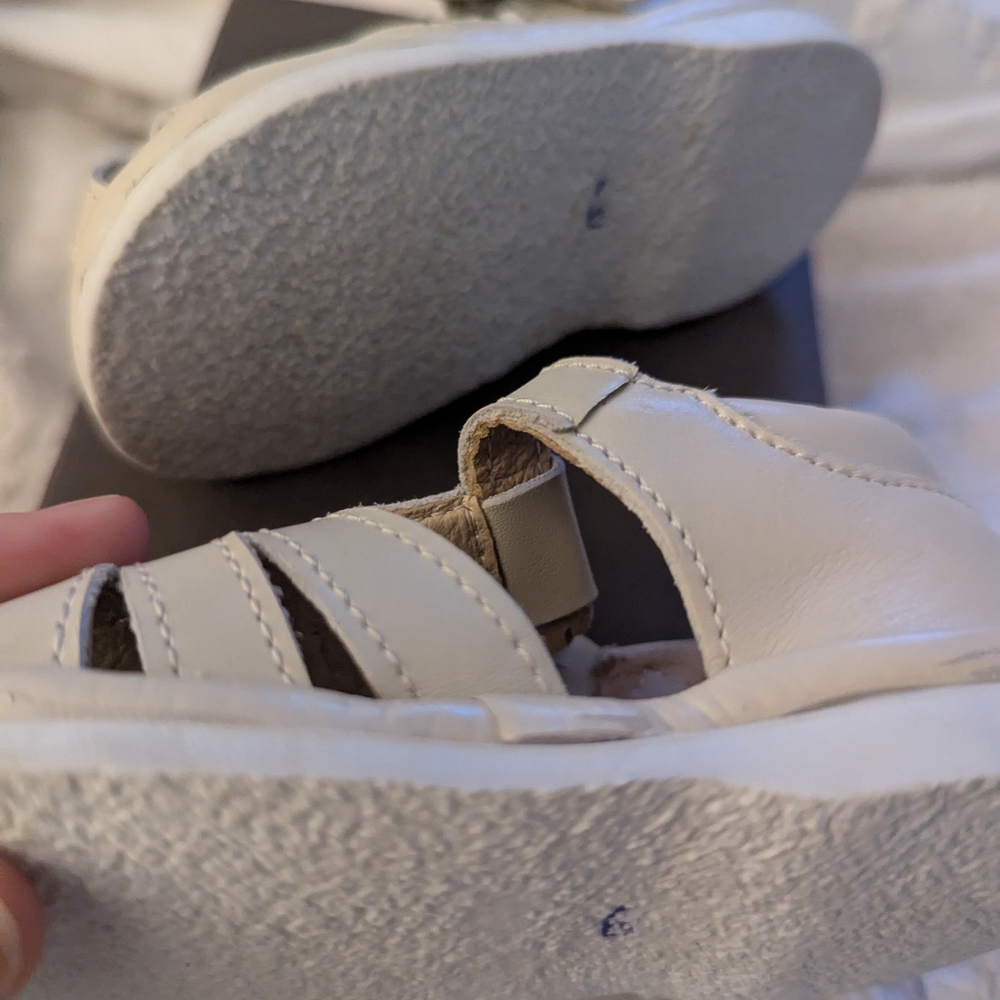 New In Box European White Flower Sandals - Picture 4 of 7